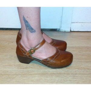 Dansko 9.5M Tawny Leather Side Buckle Comfort Clog